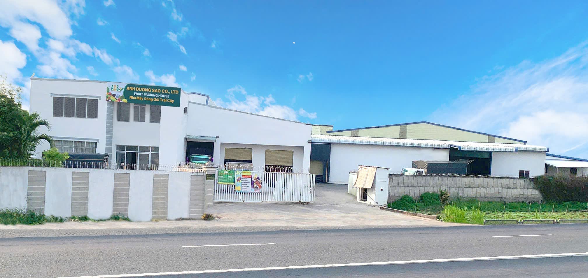 Our modern fruit packing house facility with advanced cooling systems