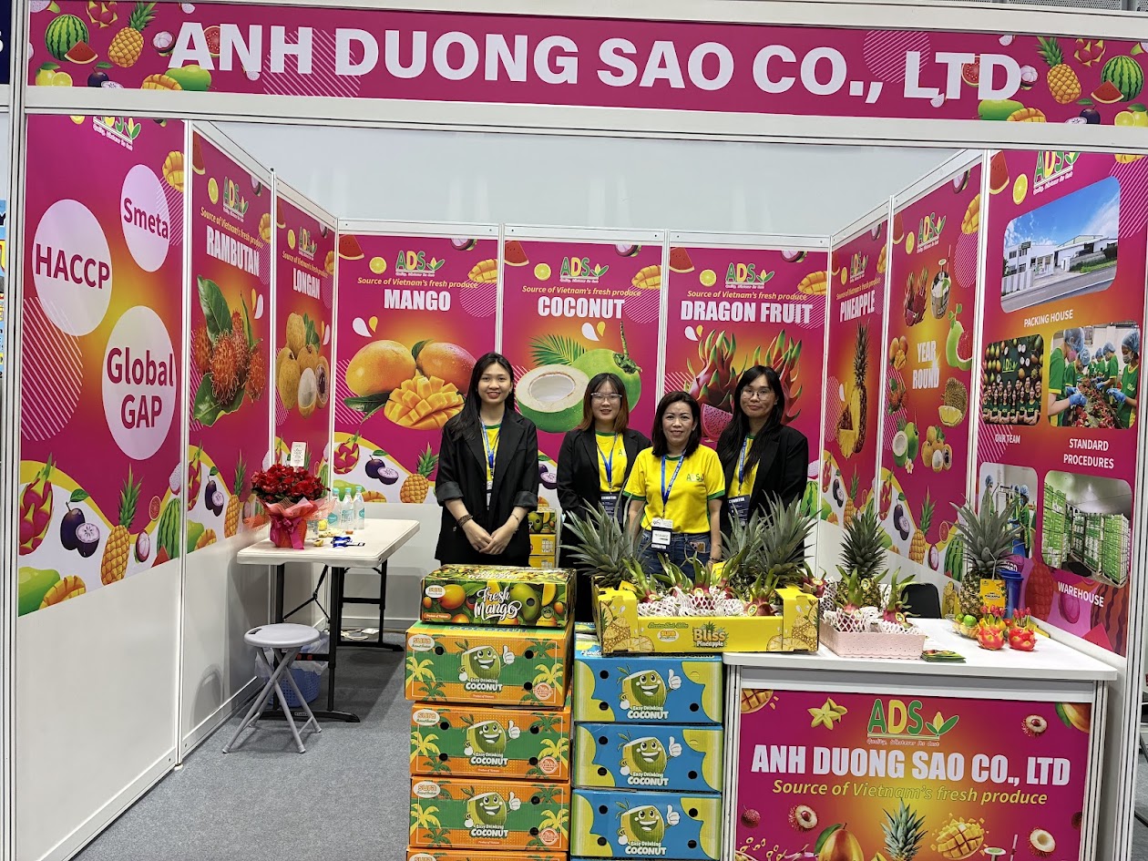 Anh Duong Sao team exhibiting at a global fruit trade show